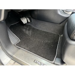 Коврики текстильные Deluxe (3 ряда, черный) для Nissan Patrol Y62 2010-2024 гг