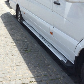 Бокові пороги Allmond Grey (2 шт., алюм.) Середня база - задній привід для Mercedes Sprinter W907/W910 2018- рр